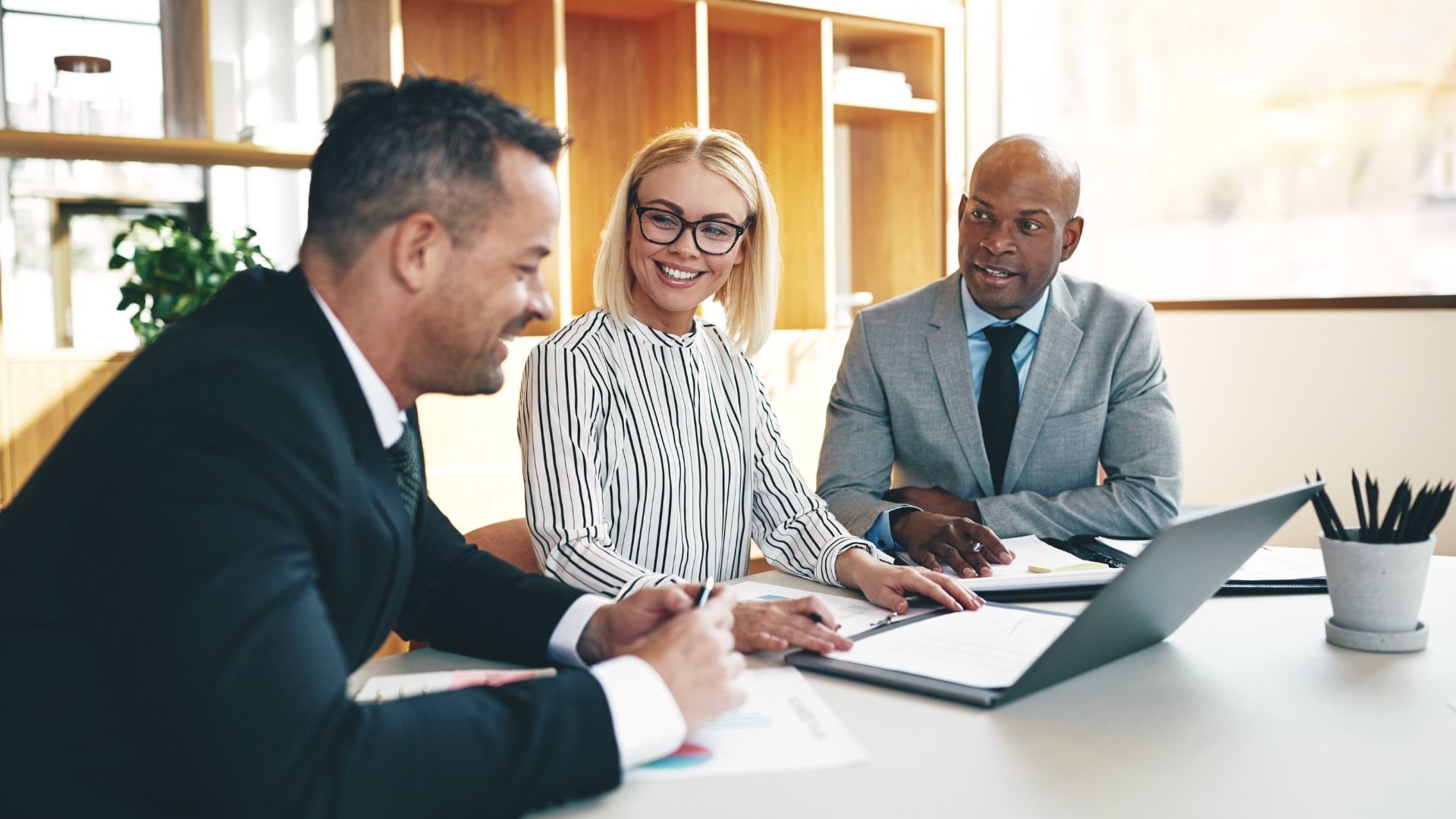 Image un plan affaires et chercher du financement